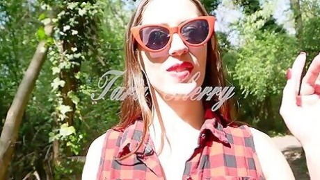 Tara Cherry X - Tara Cherry Se Promene Dans Les Bois Et